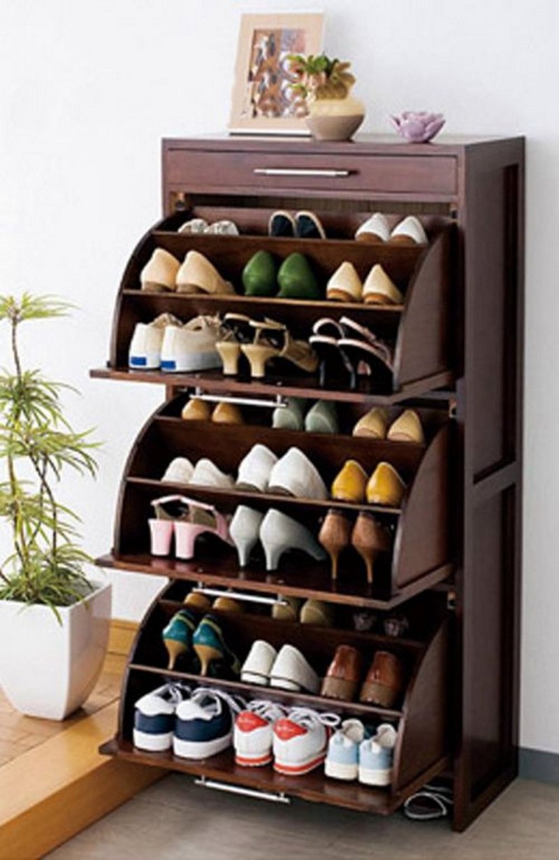 Shoe shelf in the hallway