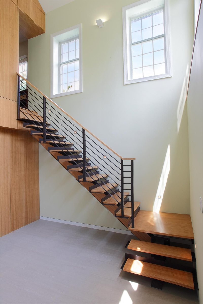 The staircase is a two -march loft