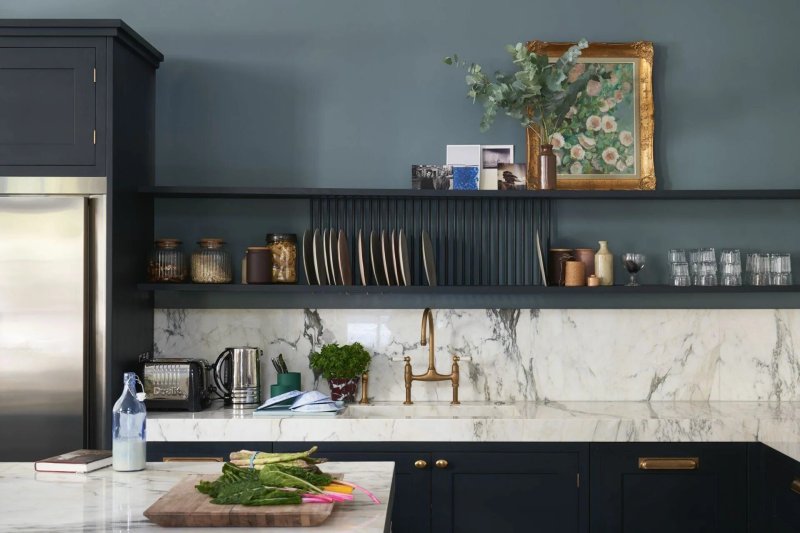 Kitchen with shelves instead of hinged