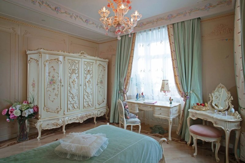 Rococo style in the interior of the apartment