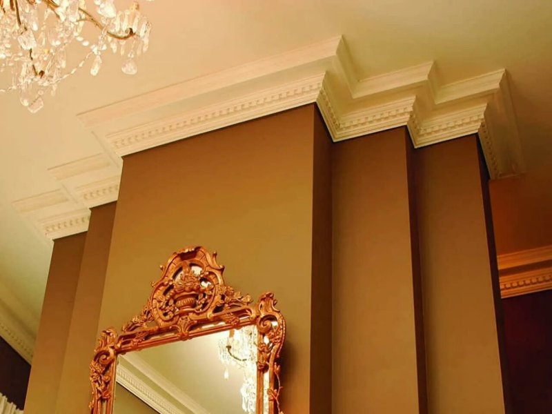 Wide ceiling skirting board in the interior