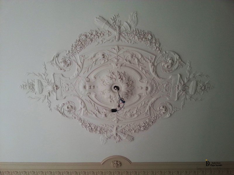 Gypsum stucco molding on the ceiling