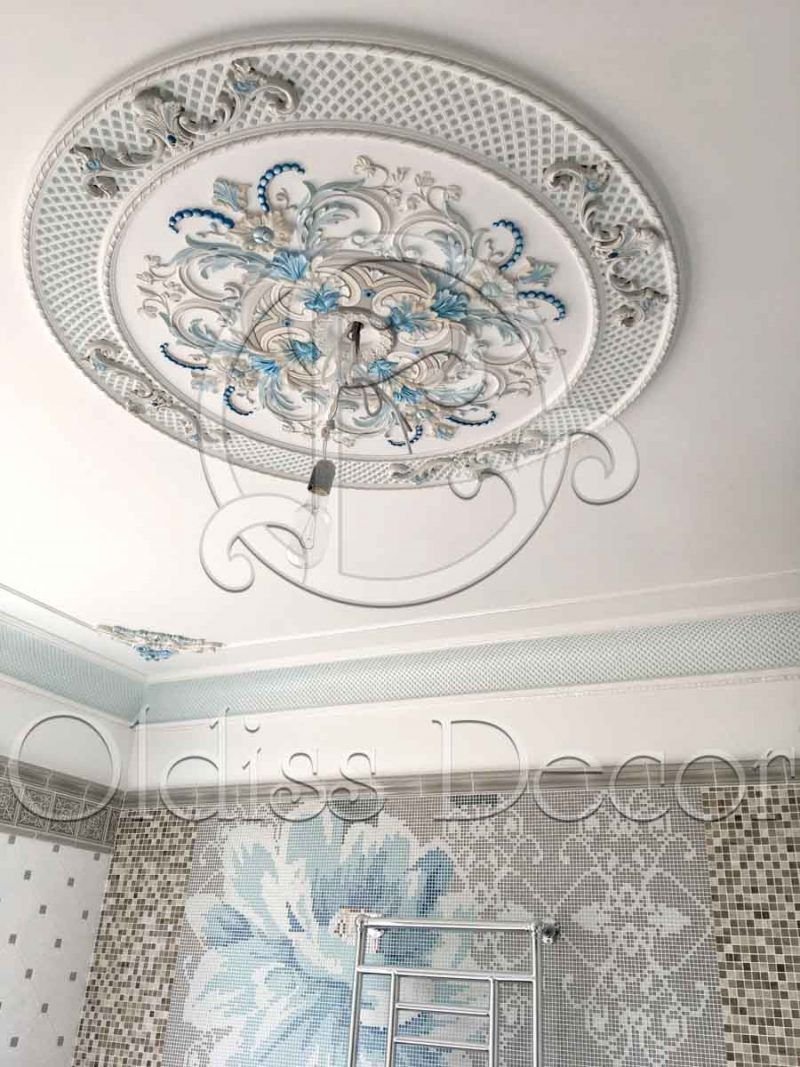 Decorative stucco molding on the ceiling