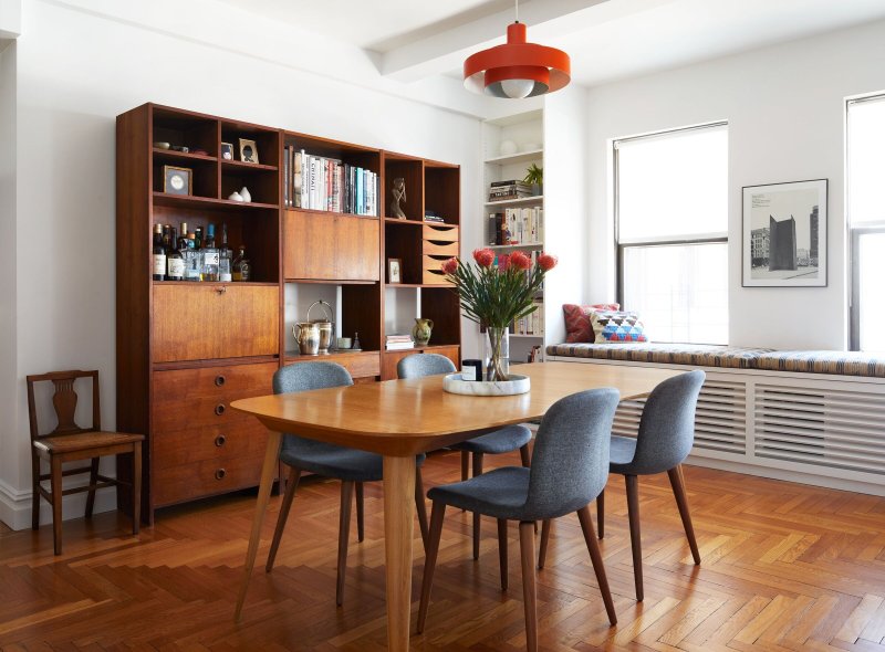 The interior of the dining room of the living room