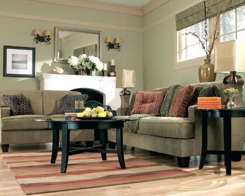 Olive -colored sofa in the interior