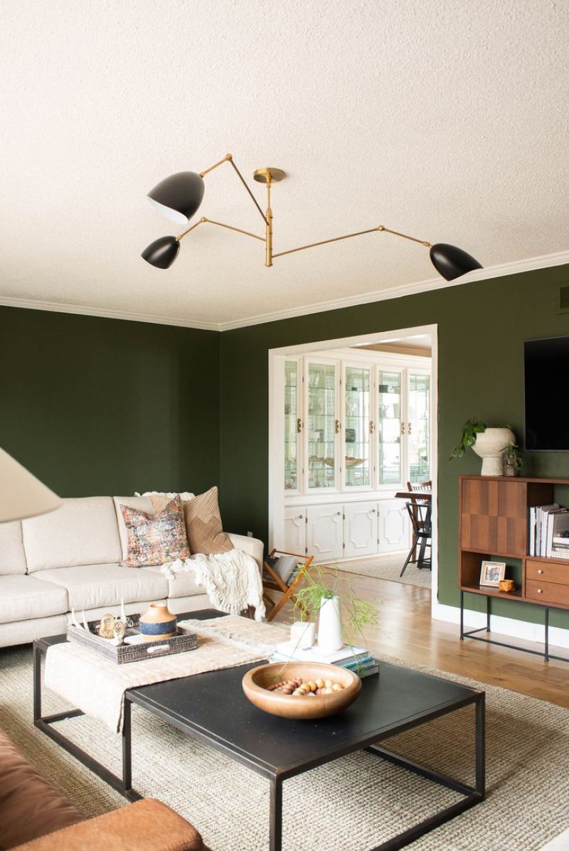 Emerald walls in the interior of the living room