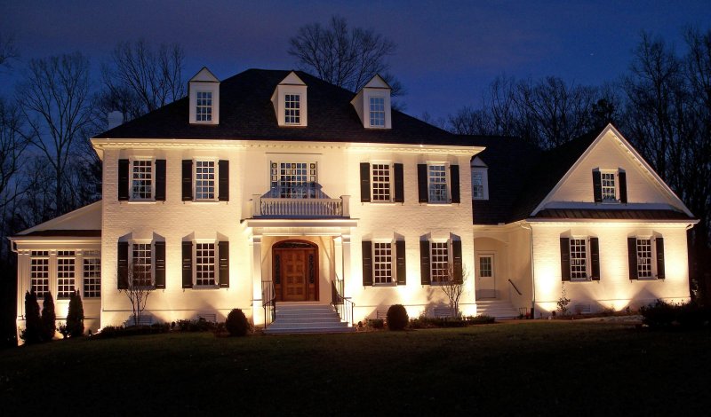 Lighting the facade of a country house