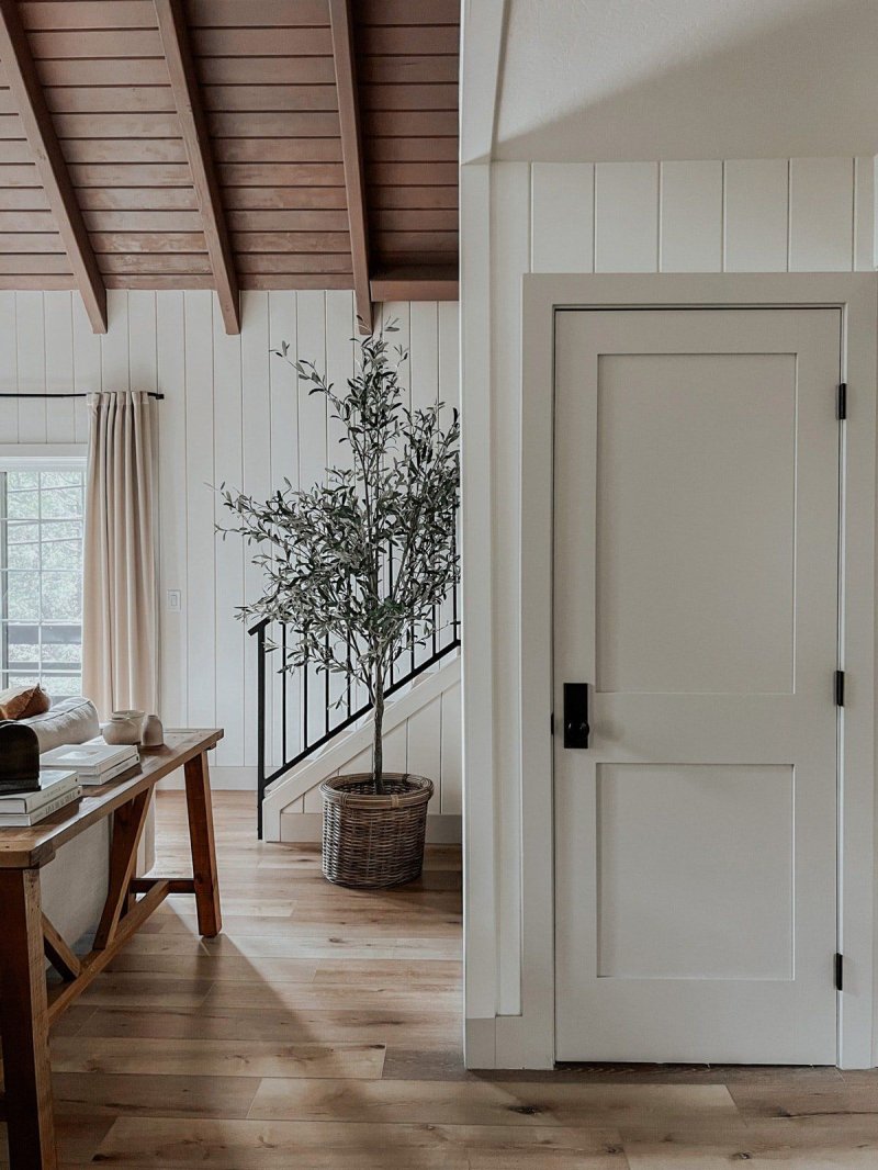 Skandy style interior in a country house