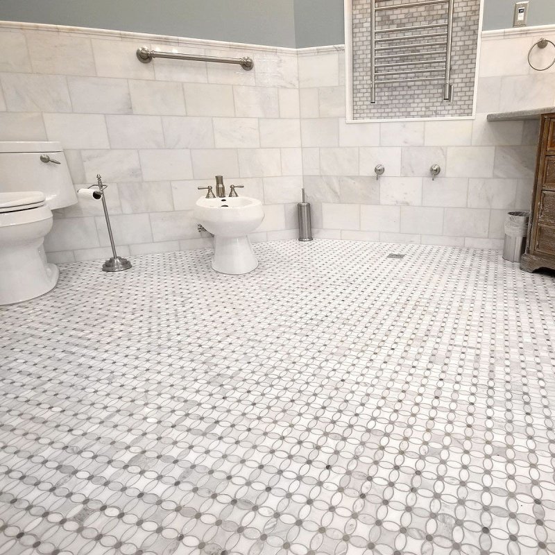 Marble mosaic to the floor in the bathroom