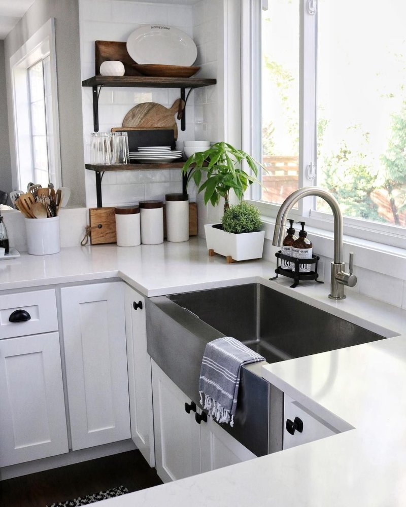 Corner sink in the kitchen