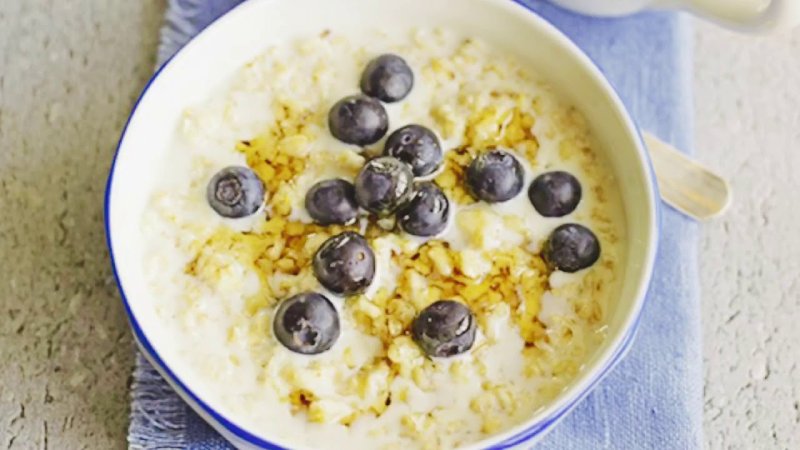 Oatmeal with blueberries