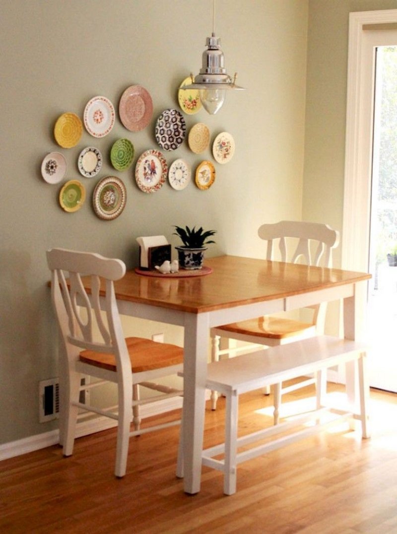 Decorative plates in the interior of the kitchen