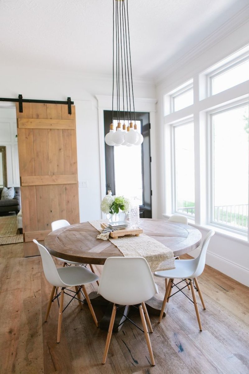 Round table in the interior of the kitchen