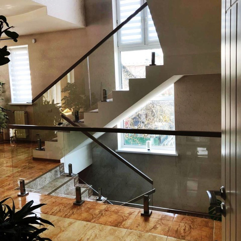 Glass fencing stairs