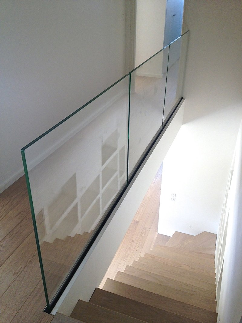 Glass fence for stairs