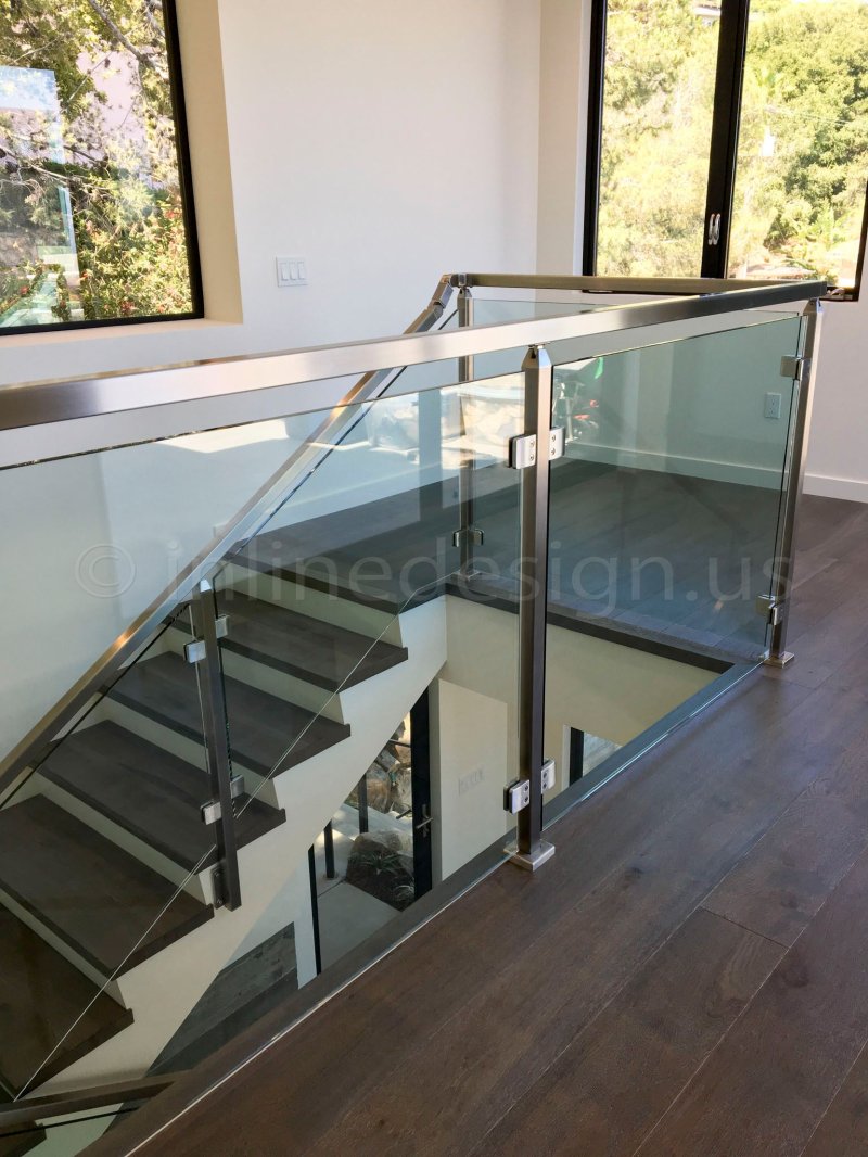 Glass fence for stairs