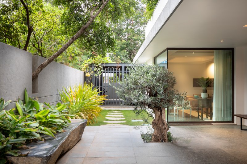 One -story house with a courtyard