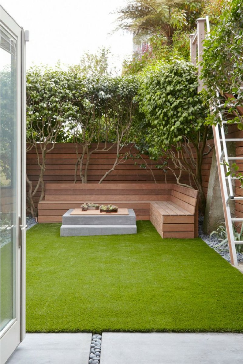 Artificial lawn in the interior of the garden