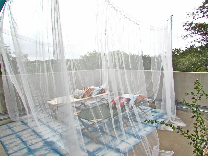 Antimosquito mesh on the bed