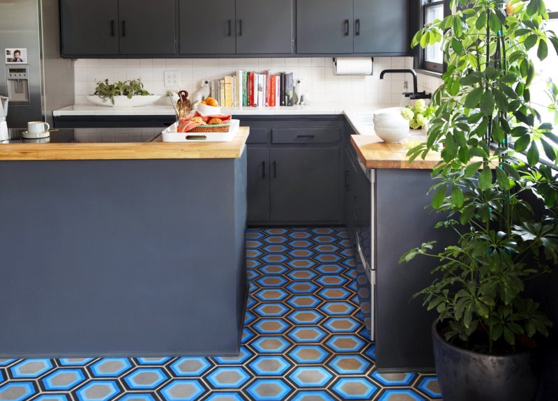 Blue tiles on the floor in the kitchen