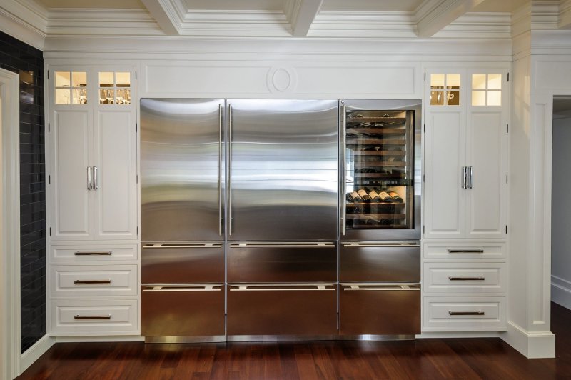 Refrigerator built into the closet