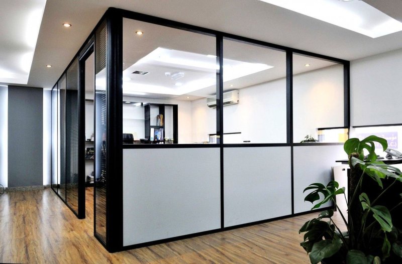 Glass intersophis partitions