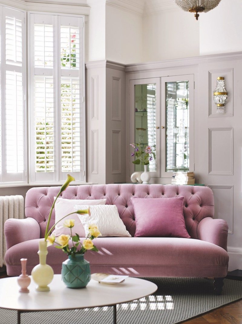 Pink sofa in the interior of the living room