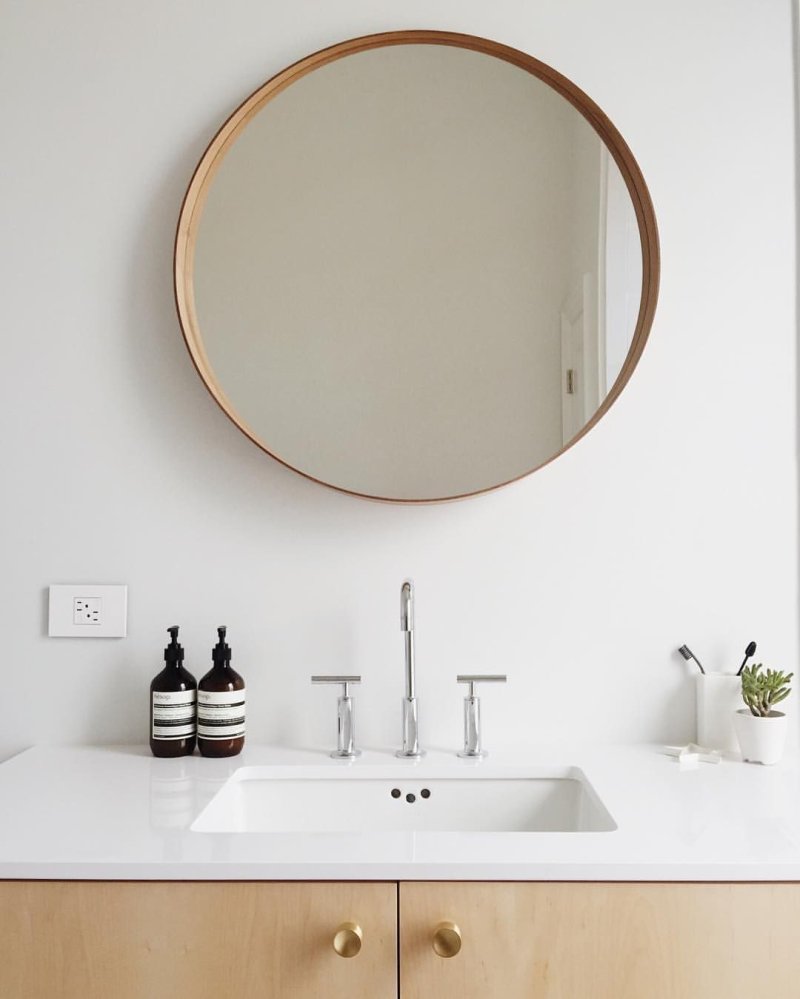 Round mirror in the interior