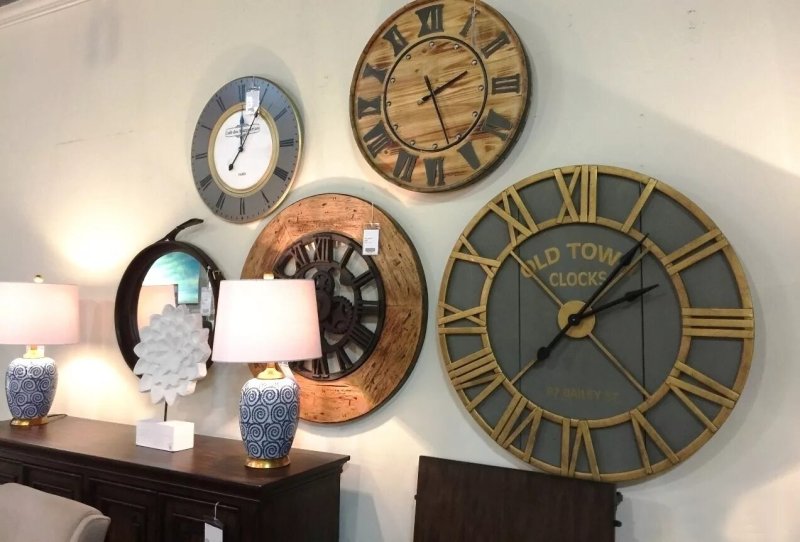 Wall clock in the interior