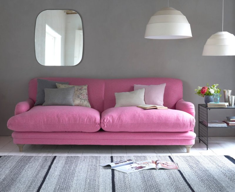 Pink sofa in the interior of the living room