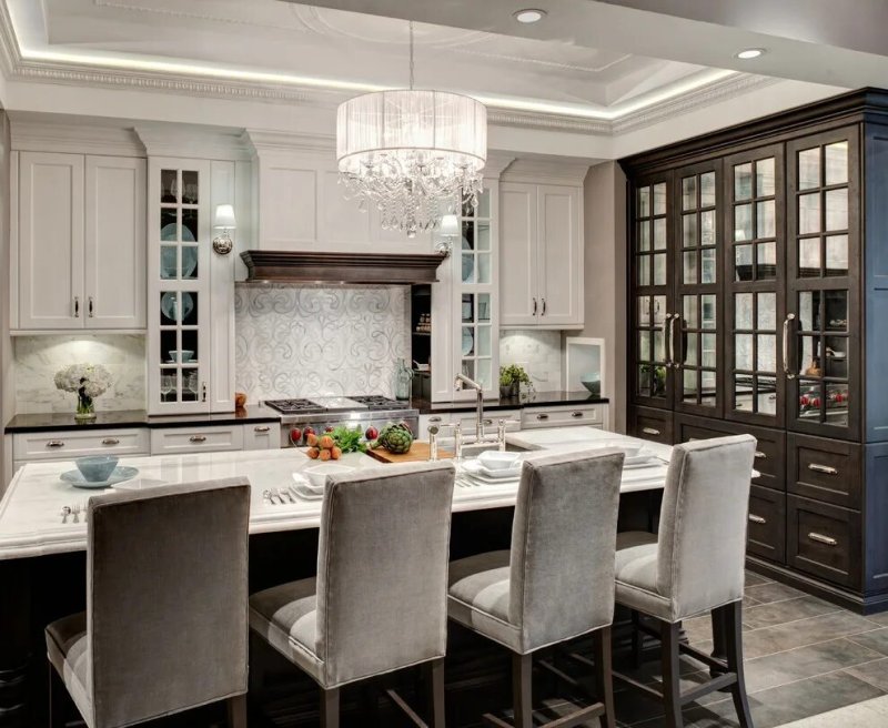 Kitchen-dining room with a neoclassic island