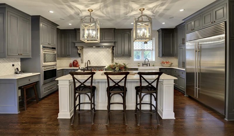 Kitchen-dining room with a neoclassic island