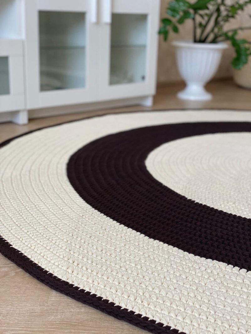 Round knitted carpet