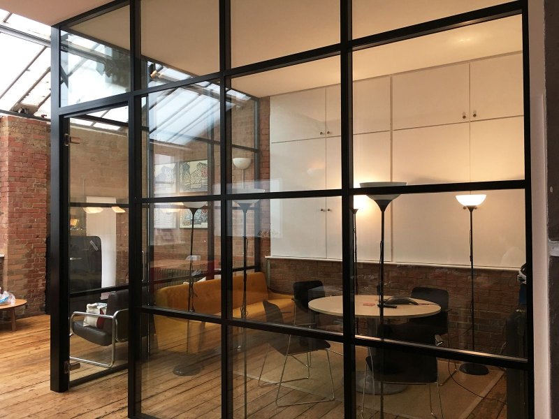 Whole -glass partitions of the loft