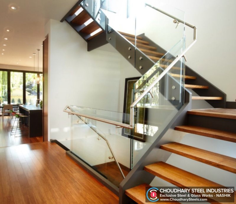 Glass fencing stairs