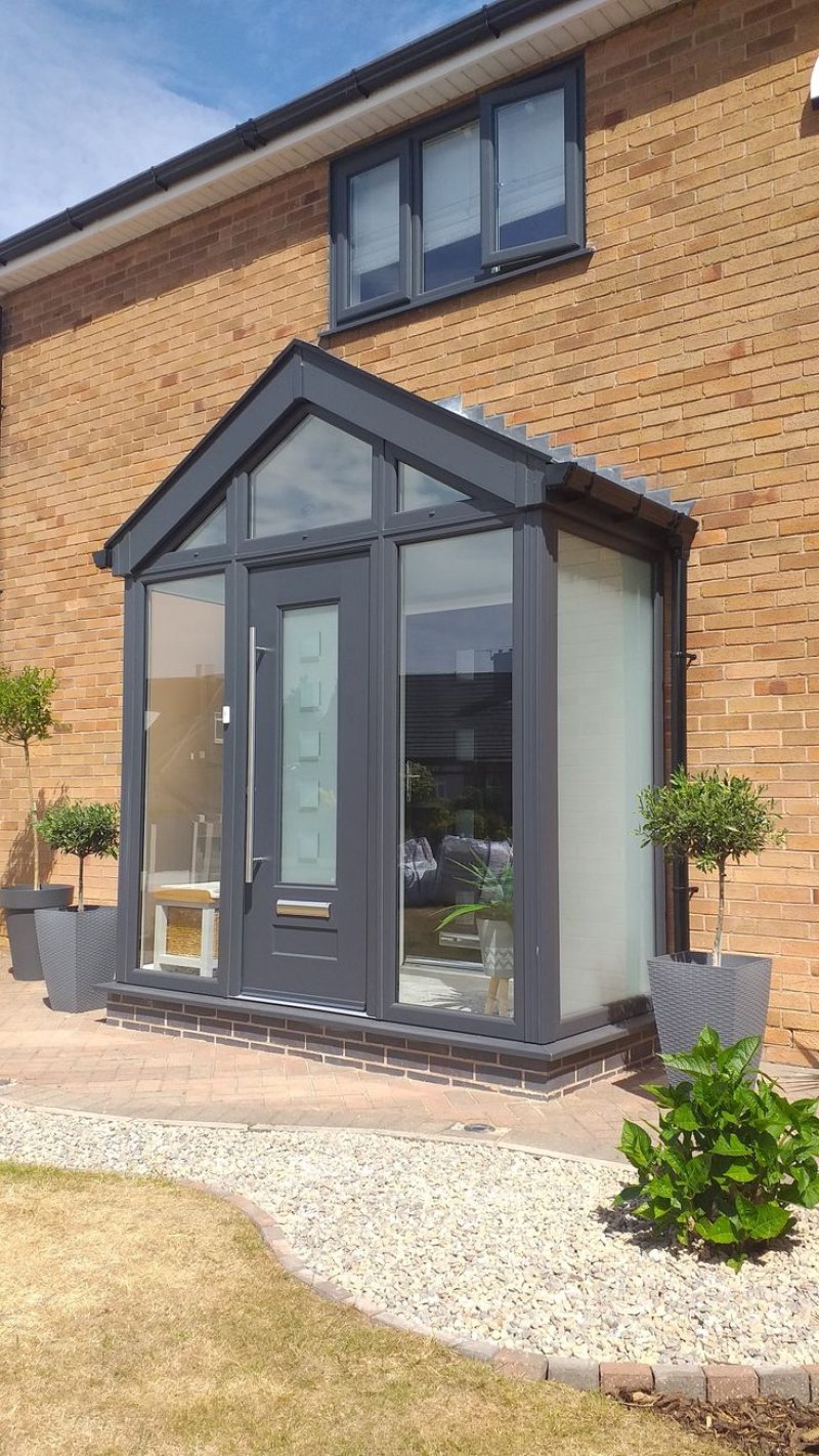 Tambour in a private house of double -glazed windows