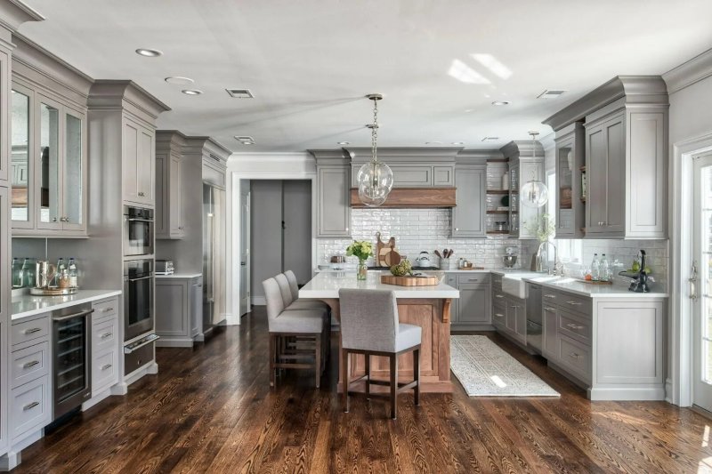 Kitchen-dining room with a neoclassic island