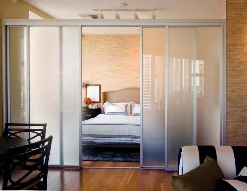 Sliding partition for zoning the room