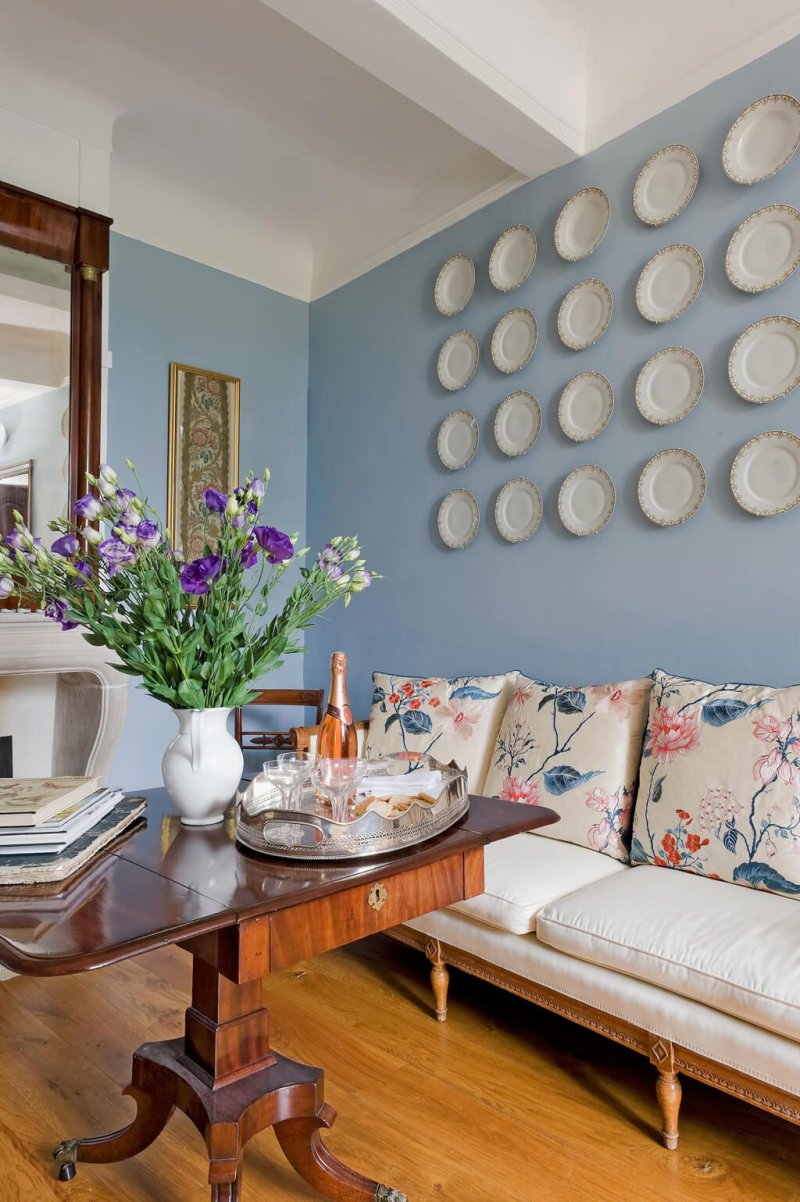 Plates on the wall in the interior of the kitchen in the style of Provence