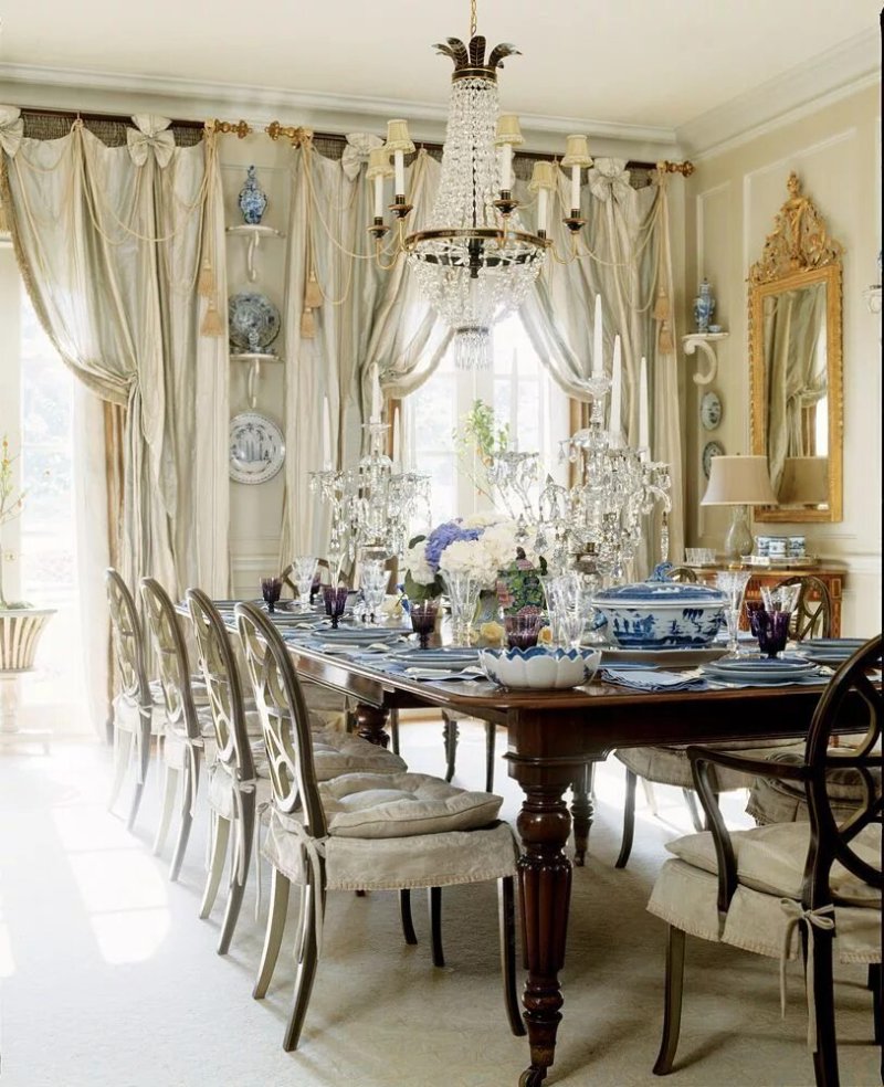 The interior of the dining room in the Viennese style