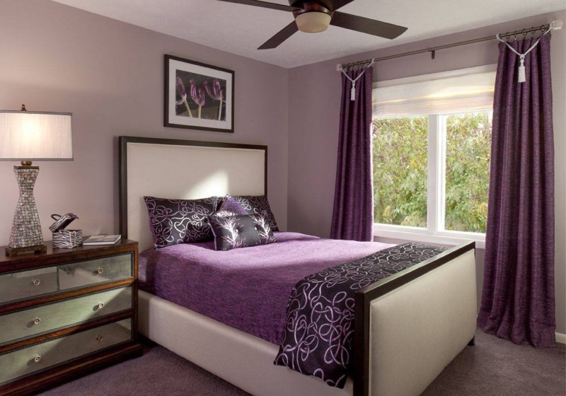 Lilac color in the interior of the bedroom