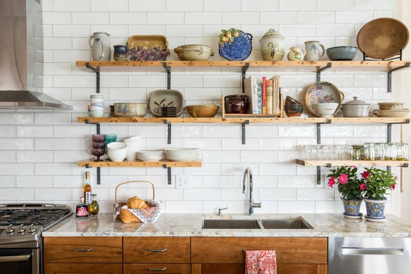 Kitchen with open upper shelves