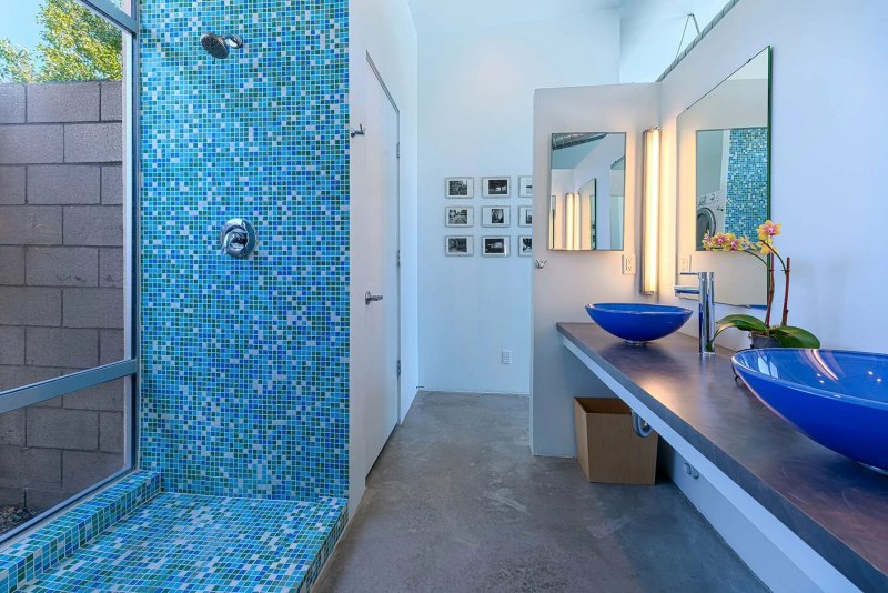 Blue mosaic in the bathroom