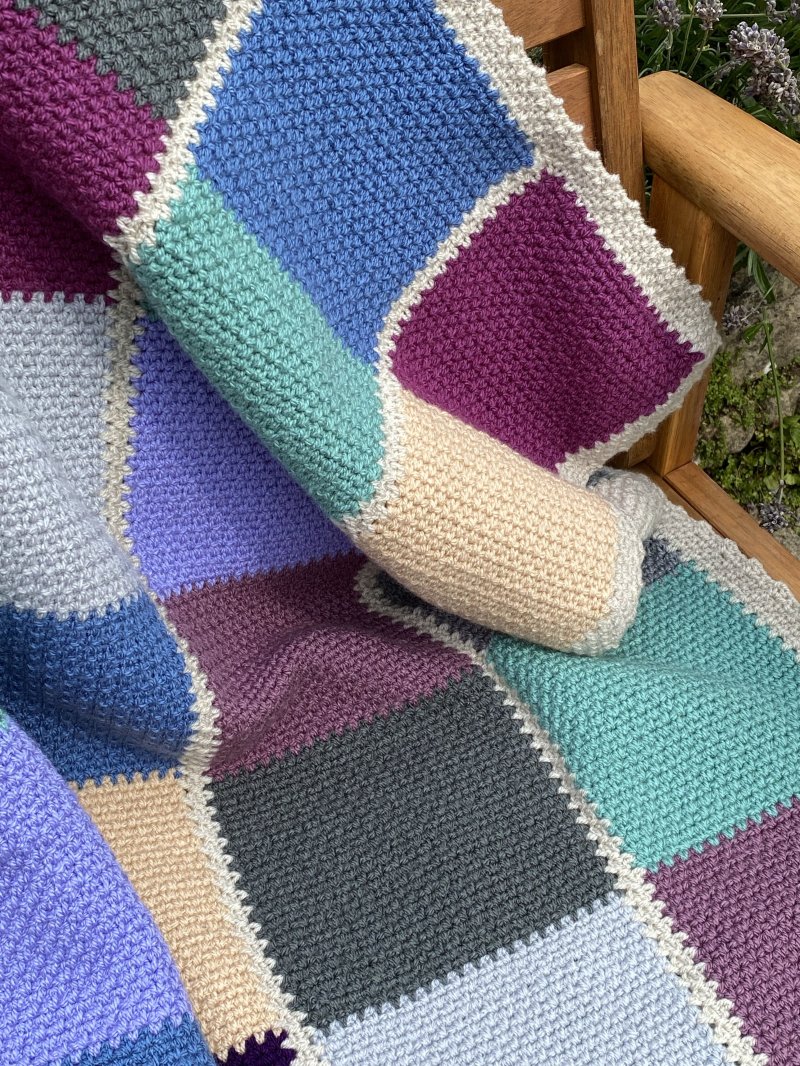 Knitted blankets of patchwork