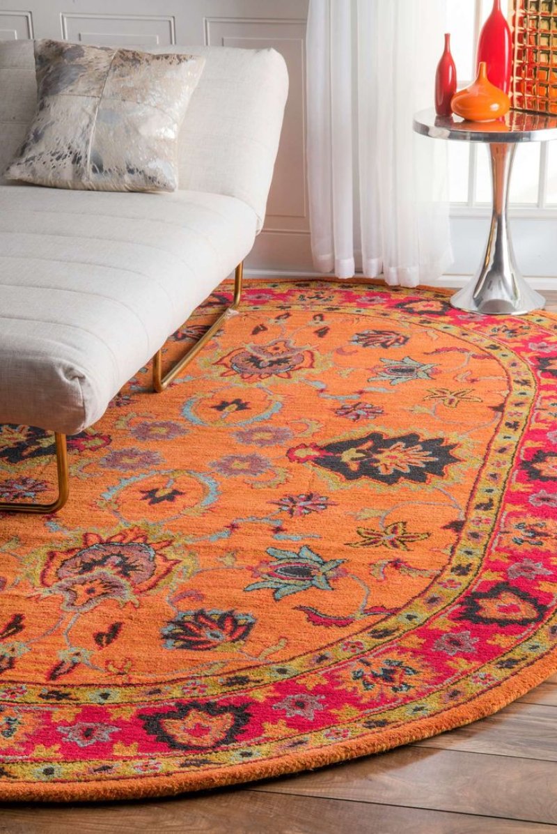 Round carpet in the interior of the living room