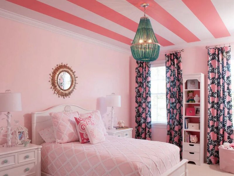 Pink walls in the interior