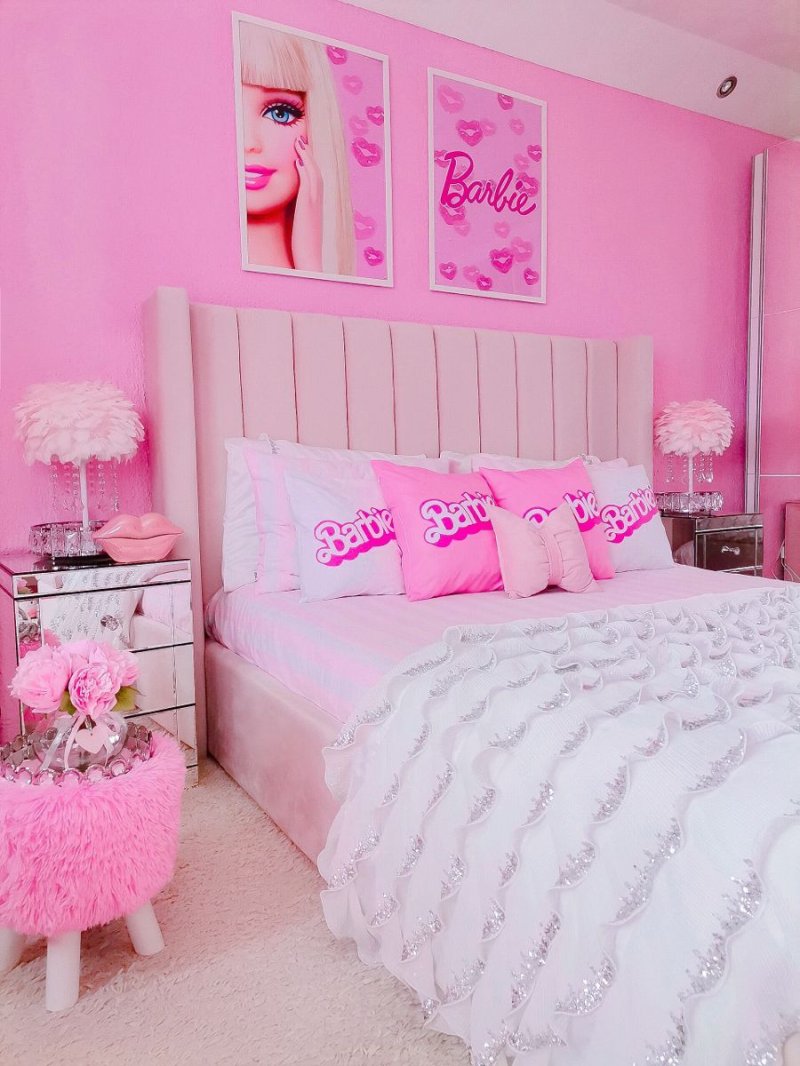 Room for a girl in pink tones