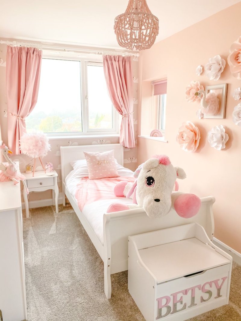 Room for a girl in pink tones