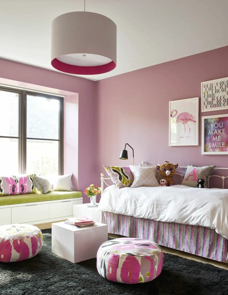 Pink walls in the interior