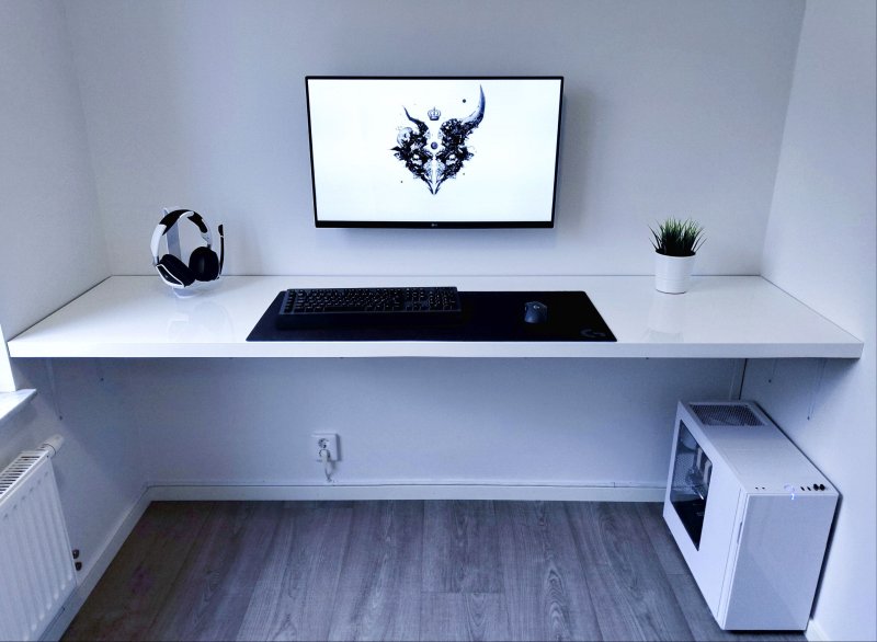 Minimalism style computer table